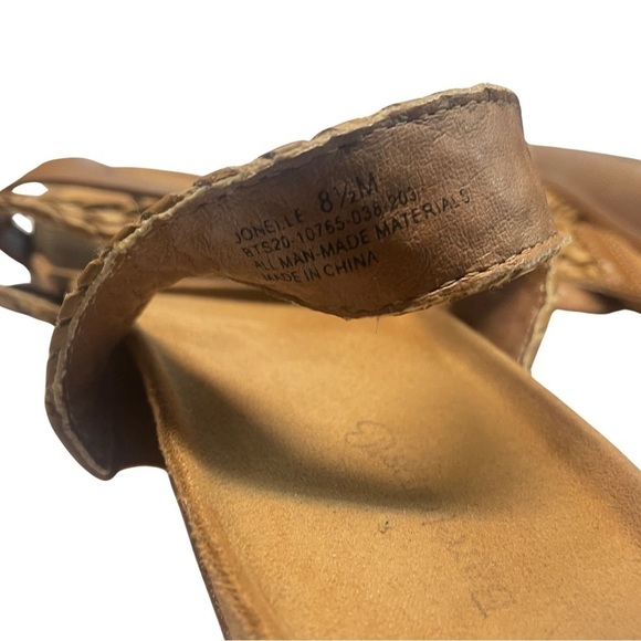 Bear traps sandals. Light brown/tan color. Gently worn size 8.5 women’s. - Picture 4 of 4